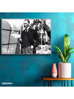 Tablofest Gümüş Renk Metal Çerçeveli Tamperli Cam Tablo Atatürk Bahçede Bastonlu Duruş Atatürk Tablosu Duvar Dekoru