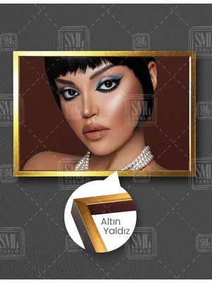 SML Tablo Mavi Tonlarında Makyajlı Inci Kolyeli Vintage Make Up Kuaför Yatay Çerçeveli Kanvas Tablo