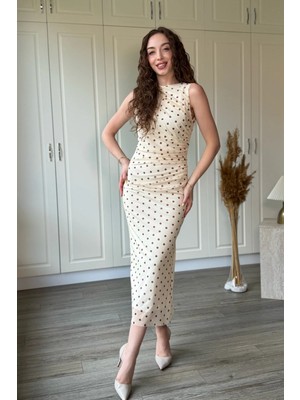 Dilay Gökoğlu Butik Puantiyeli Drapeli Yırtmaçlı Midi Tül Bej Elbise