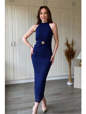 Dilay Gökoğlu Butik Beli Aksesuar Detaylı Halter Yaka Simli Midi Lacivert Elbise