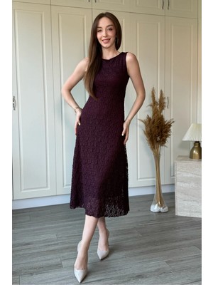 Dilay Gökoğlu Butik Dantelli Eteği Fırfır Detaylı Kolsuz Midi Elbise