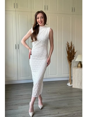Dilay Gökoğlu Butik Dantelli Dik Yaka Vatkalı Midi Beyaz Elbise