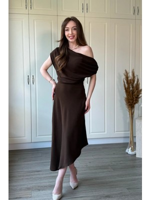 Dilay Gökoğlu Butik Omuz Dökümlü Bel Oturtmalı Asimetrik Midi Kahverengi Elbise