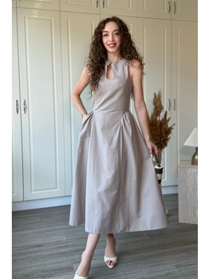 Dilay Gökoğlu Butik Göğüs Detaylı Bel Oturtmalı Poplin Midi Bej Elbise