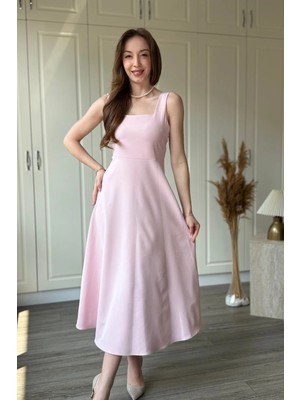 Dilay Gökoğlu Butik Askılı Zarif Kare Yaka Midi Kloş Elbise