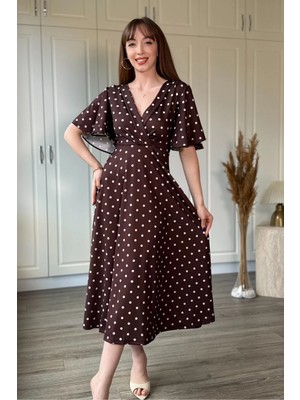 Dilay Gökoğlu Butik Puantiye Desenli Kolları Volanlı Modal Kumaş Midi Kahverengi Elbise