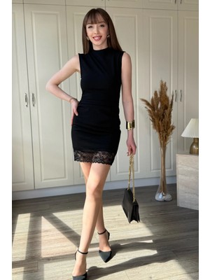 Dilay Gökoğlu Butik Dantel Detaylı Dik Yaka Şık Kısa Elbise