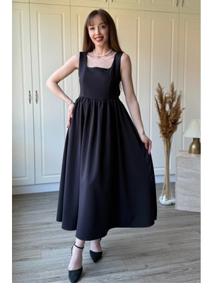 Dilay Gökoğlu Butik Sırtı Fiyonk Detaylı Askılı Midi Kloş Siyah Elbise