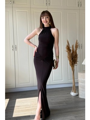 Dilay Gökoğlu Butik Halter Yaka Drape Detaylı Yırtmaçlı Maxi Kahverengi Elbise