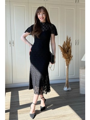 Dilay Gökoğlu Butik Dantelli Kolları Fırfırlı Dik Yaka Midi Zarif Siyah Elbise