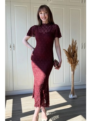Dilay Gökoğlu Butik Dantelli Kolları Fırfırlı Dik Yaka Midi Zarif Bordo Elbise