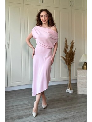 Dilay Gökoğlu Butik Omuz Dökümlü Bel Oturtmalı Asimetrik Midi Pembe Elbise