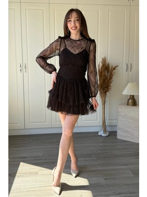 Dilay Gökoğlu Butik Dantel Detaylı Vatkalı Fırfırlı Kısa Elbise