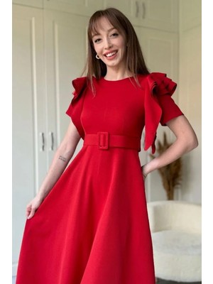 Dilay Gökoğlu Butik Fırfır Detaylı Kemerli Midi Kloş Kırmızı Elbise