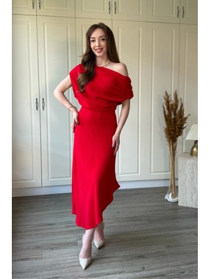 Dilay Gökoğlu Butik Omuz Dökümlü Bel Oturtmalı Asimetrik Midi Kırmızı Elbise