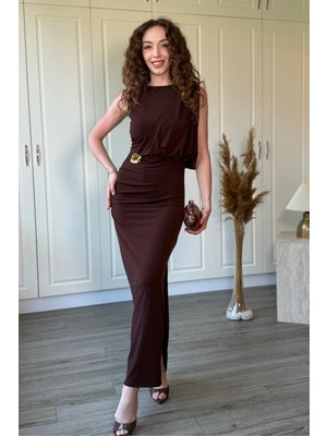 Dilay Gökoğlu Butik Omuz Dökümlü Gold Aksesuarlı Yırtmaçlı Midi Kahverengi Elbise