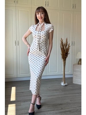 Dilay Gökoğlu Butik Fularlı Pencere Detaylı Midi Yırtmaçlı Beyaz Elbise