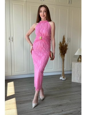 Dilay Gökoğlu Butik Beli Aksesuar Detaylı Halter Yaka Simli Midi Pembe Elbise