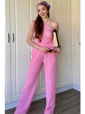 Dilay Gökoğlu Butik Gofre Kumaş Tek Omuzlu Pembe Takım