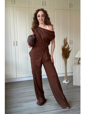 Dilay Gökoğlu Butik Düşük Omuz Önü Düğüm Detaylı Asimetrik Geniş Paça Kahverengi Takım