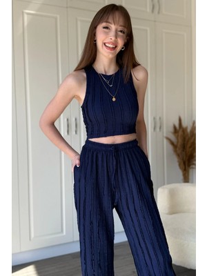 Dilay Gökoğlu Butik Fırfırlı Crop Bisiklet Yaka Lacivert Pantolon Takım