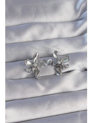 Pirinç Gümüş Renk Inci Detay Çiçek Tasarımlı Küpe