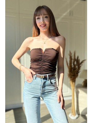 Dilay Gökoğlu Butik Göğüs Detaylı Büzgülü Şık Straplez Kahverengi Body