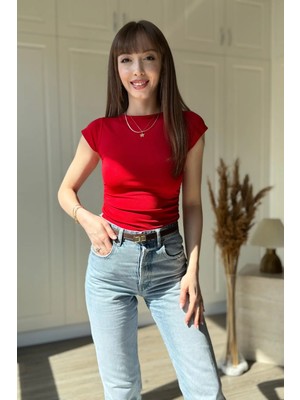 Dilay Gökoğlu Butik Beli Büzgülü Kısa Kollu Kırmızı Body
