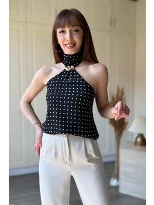 Dilay Gökoğlu Butik Boyun Aksesuarlı Puantiye Desenli Siyah Bluz