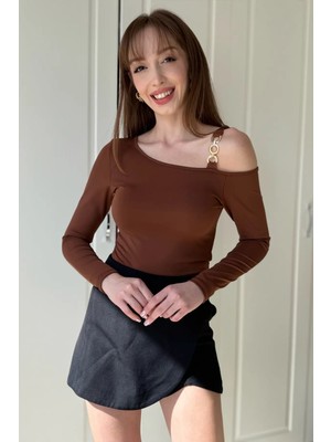 Dilay Gökoğlu Butik Omuz Detaylı Aksesuarlı Kahverengi Bluz