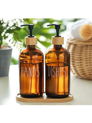 Cam Dispenser Seti – 2’li Amber Şişe (Hands & Dishes Etiketli), Bambu Kapaklı, Sıvı Sabun & Deterjan