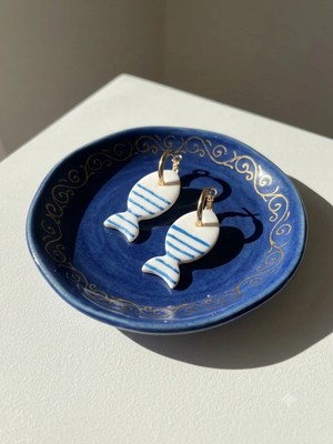 Lu Atelier Ryba Balık Küpe – El Yapımı Polimer Kil Mavi Çizgili Gold Halka Küpe | Deniz Temalı Minimal Küpe
