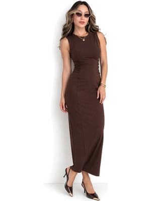Moviment Kahverengi Büzgü Drape Detaylı Bodycon Midi Elbise | Vücuda Oturan Balık Siluet | Bisiklet Yaka Ay Kol | Esnek Micro Örme Kumaş