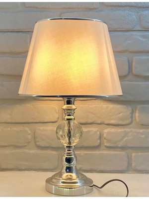 Krom Ayaklı Büyük Kristal Taşlı Krom Şeritli Beyaz Kumaş Şapkalı Abajur Masa Lambası