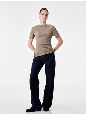 Koton Slim Fit Büzgü Detaylı Bürümcük Kayık Yaka Kısa Kollu Asimetrik Tişört