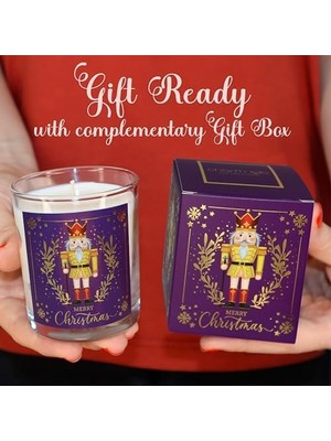 Charm Lab Candle – Kurşun Asker (Nutcracker) Tasarımlı Mum, Mor Renk Temalı, 135 G Doğal Bio Balmumu, 40 Saat Yanma Süresi, Cam Kavanoz, Şık Bristol Kutulu, Yılbaşı Koleksiyonu Hazır Hediye