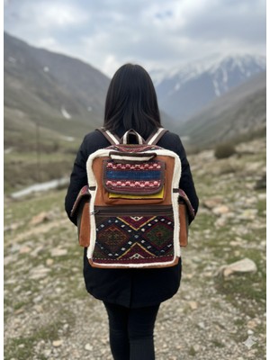 El Dokuma Yün ve Nubuk Deri Sırt Çantası – Kilim Desenli, Astarlı, Kapaklı Yan Cepli