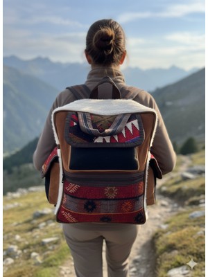 El Dokuma Yün ve Nubuk Deri Sırt Çantası – Kilim Desenli, Astarlı, Kapaklı Yan Cepli