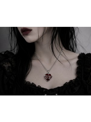 Herşey Nota Kırmızı Kalp ve Iskelet El Figürlü Gotik Kolye – Alternatif Tarz Metal Kolye