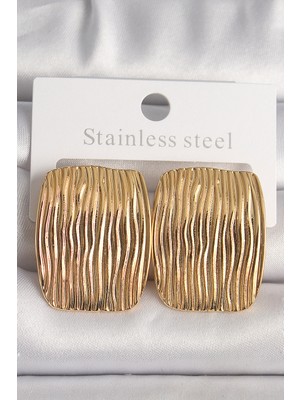 Trend Kapında Pirinç Gold Renk Işlemeli Kare Plaka Model Kadın Küpe
