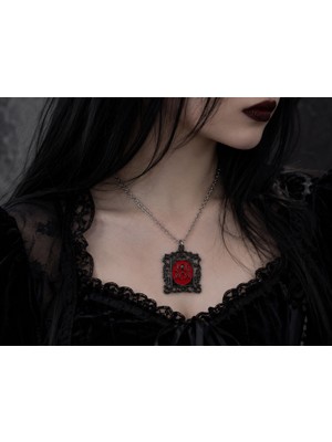 Herşey Nota Kırmızı Örümcek Figürlü Gotik Çerçeve Kolye – Vintage Tarz Metal Kolye