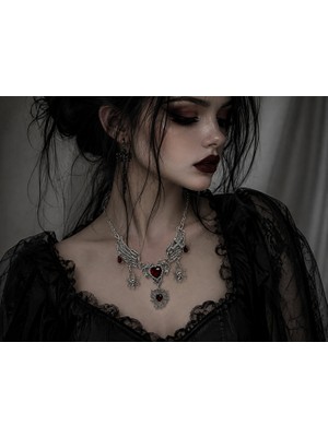 Herşey Nota Kırmızı Kalp ve Örümcek Detaylı Gotik Kolye – Kanatlı Fantastik Metal Kolye
