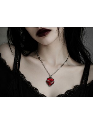 Herşey Nota Kırmızı Kalp ve Iskelet El Figürlü Gotik Kolye – Alternatif Tarz Metal Kolye