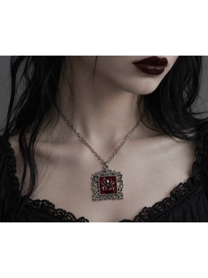 Herşey Nota Gümüş Renk Örümcek Figürlü Kırmızı Detaylı Gotik Metal Kolye