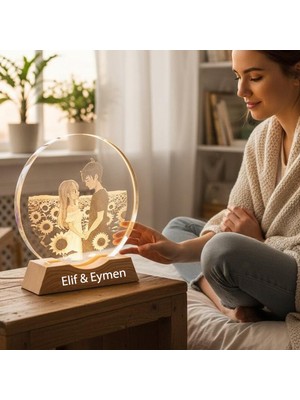 Hediyesahibi Kişiye Özel Romantik Çift Tasarımlı, Ahşap Standlı Dekoratif Gece Lambası, Sevgiliye Özel Hediye