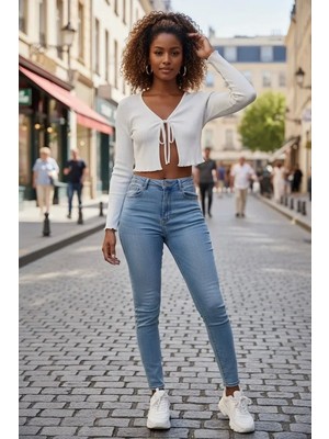 Beru Kadın Beyaz Uzun Kollu Önden Bağlama Detaylı Crop Top Bluz Beru Najmaddin