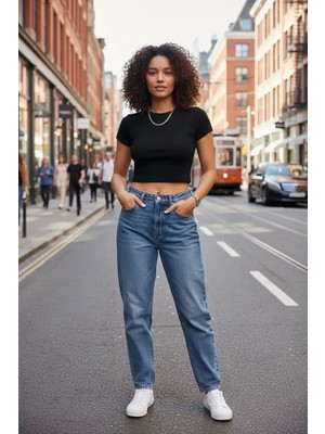Beru Kadın Siyah Modern Fit Yuvarlak Yaka Yarım Kol Crop Top Bluz Beru Najmaddin