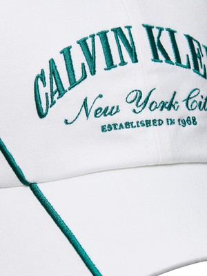 Calvin Klein Kadın / Kız Beyaz Calvin Klein Apparel Graphıc Sıgn, Yaf, Os Beyaz Kadın Şapka
