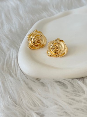 Revoia Gül Motifli Dokulu Gold Küpe