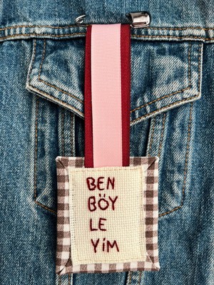El Yapımı Ben Böyleyim Yazılı Pötikare Kumaş Broş ve Rozet
